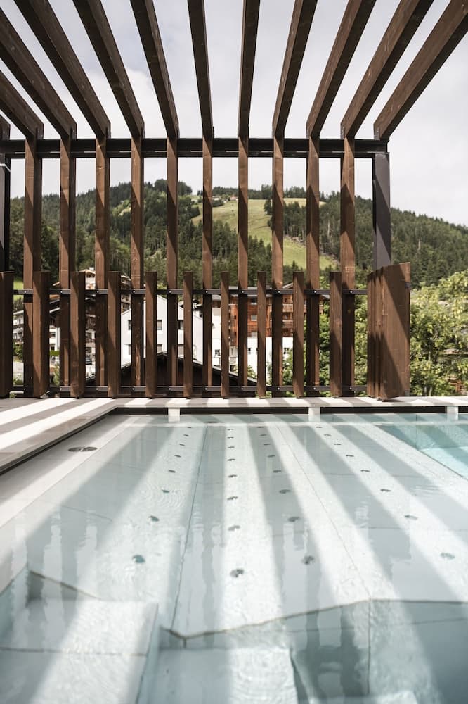 Indoor/outdoor pool