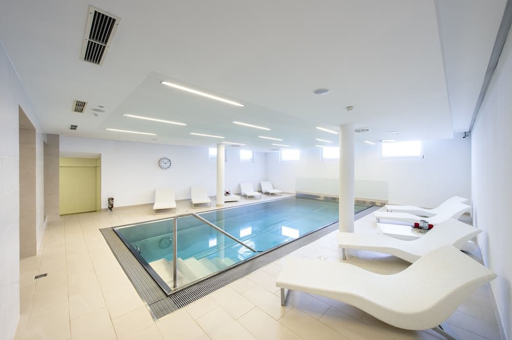 Exercise/lap pool