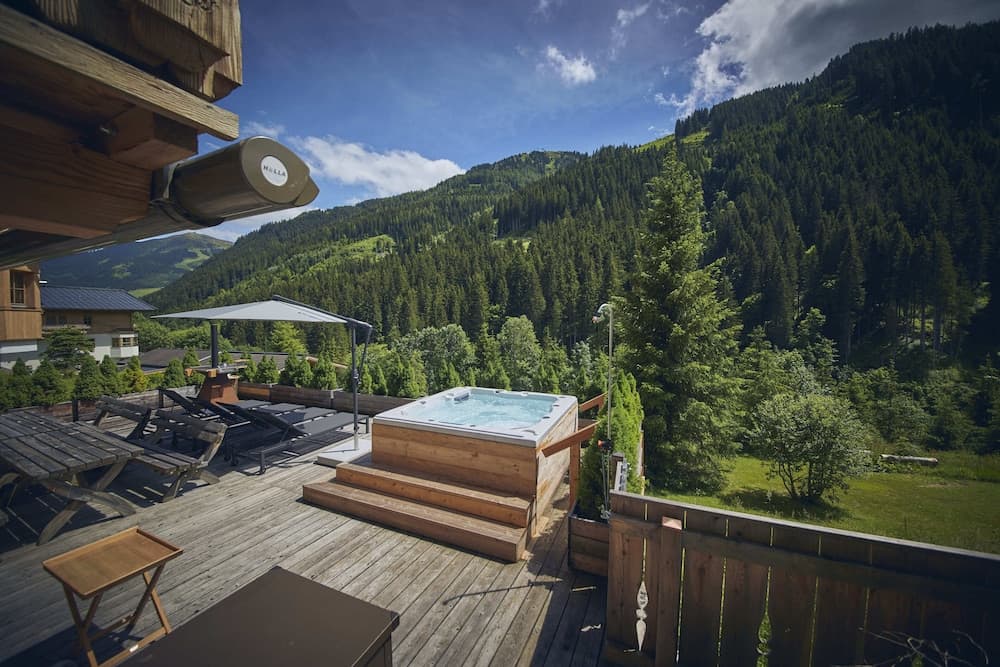 Private spa tub