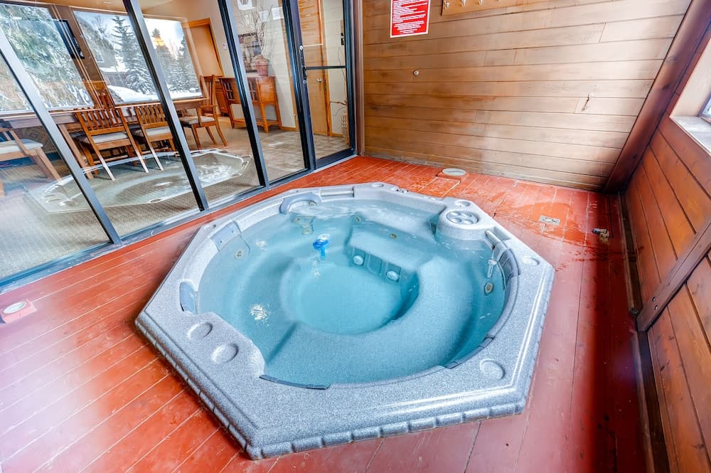 Indoor spa tub