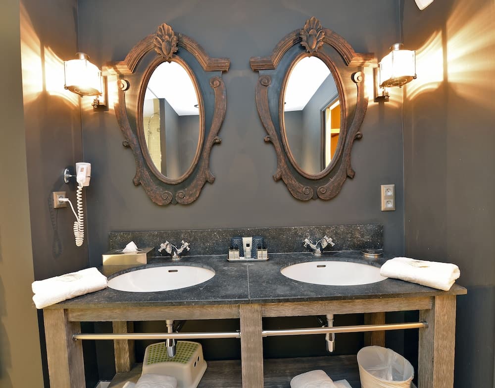 Bathroom sink