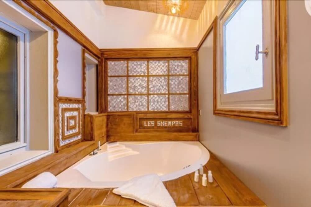 Deep soaking bathtub