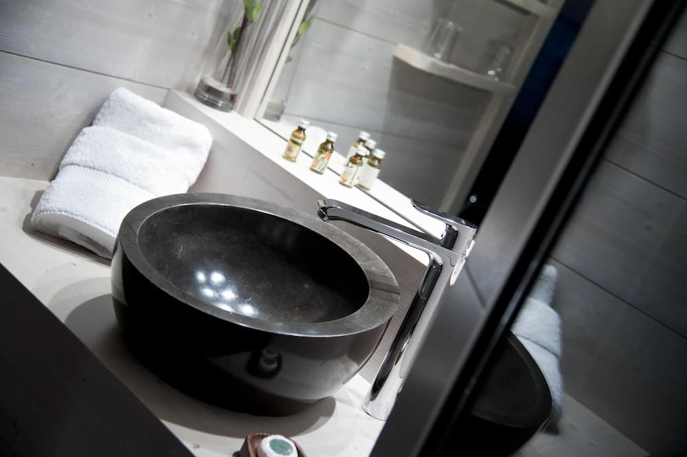 Bathroom sink
