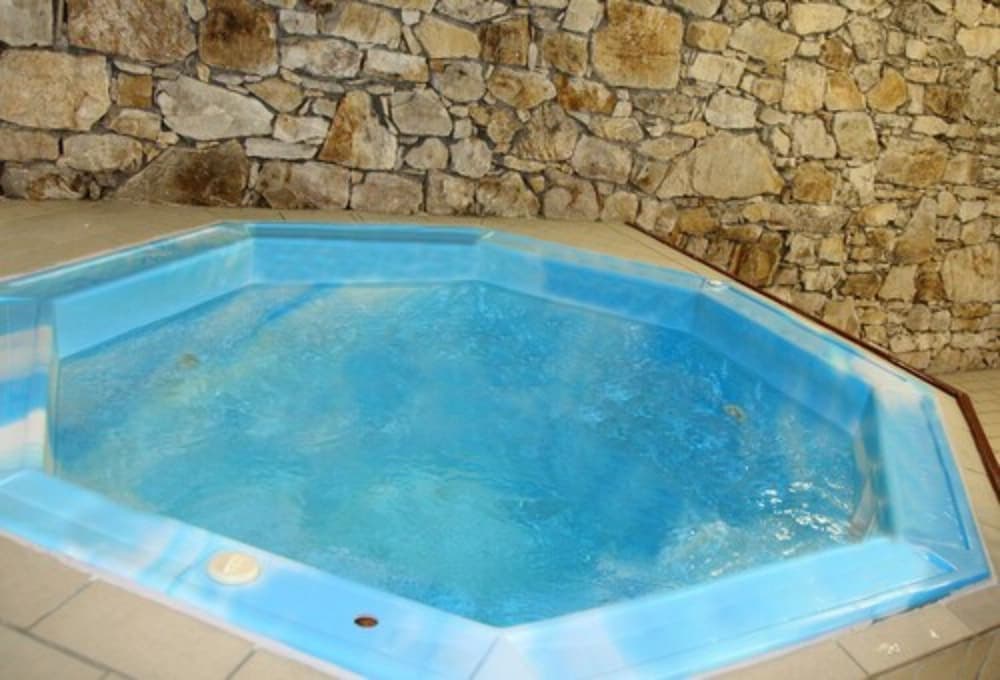 Indoor spa tub