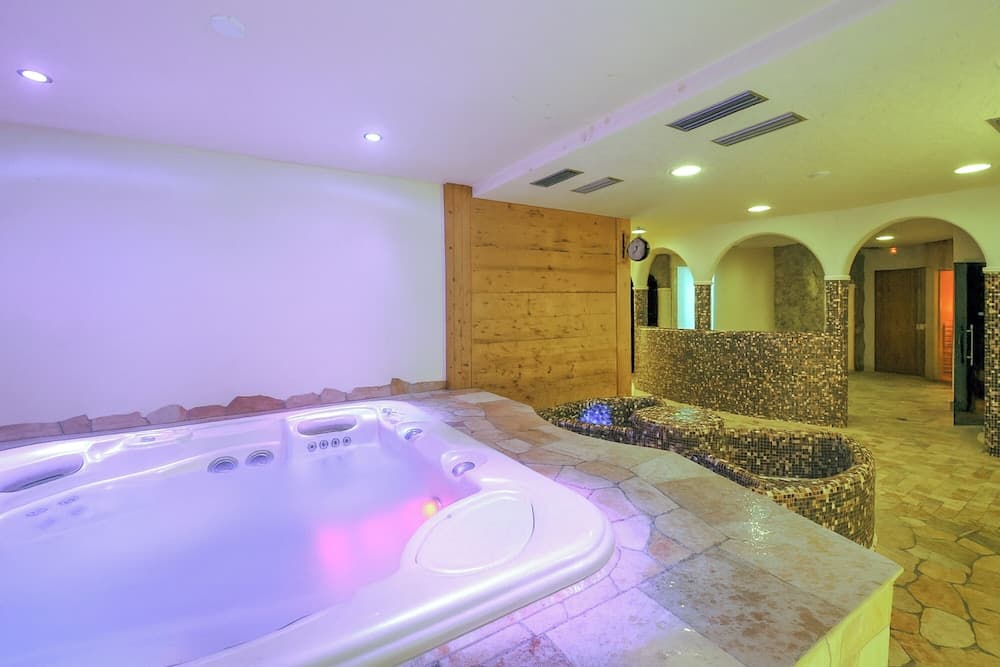 Indoor spa tub
