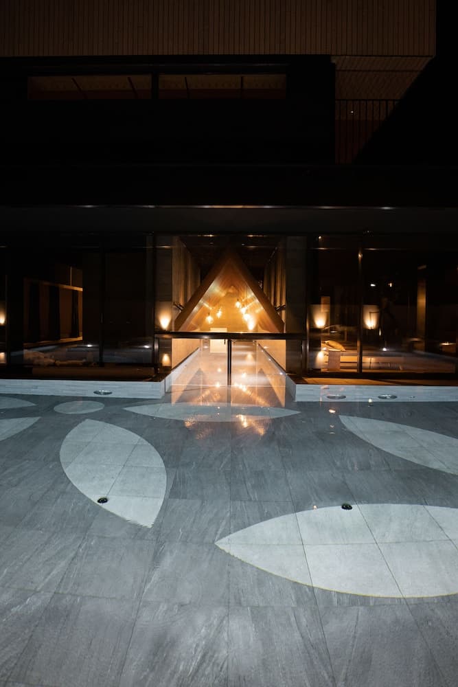 Indoor/outdoor pool
