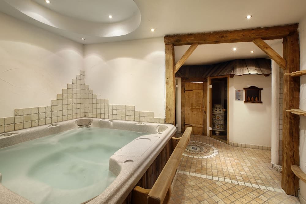 Indoor spa tub
