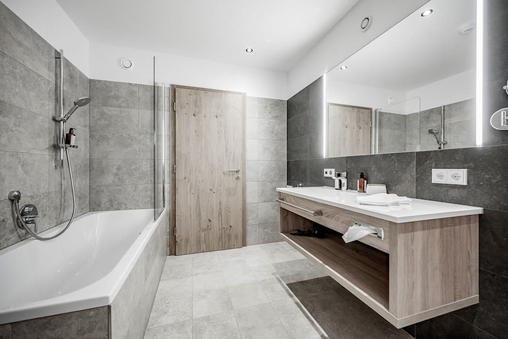 Deep soaking bathtub