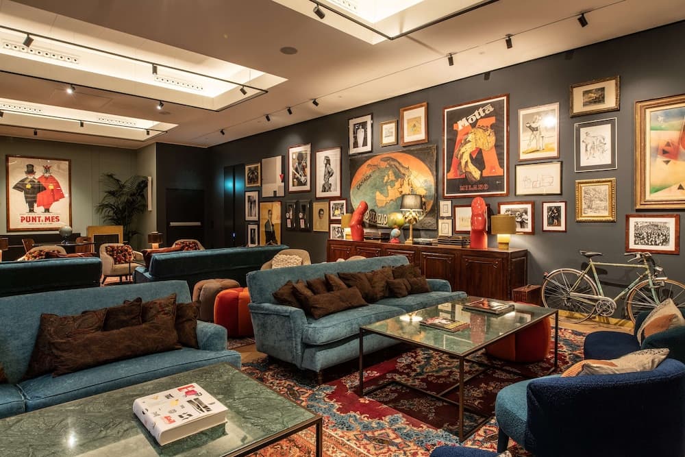 Lobby lounge