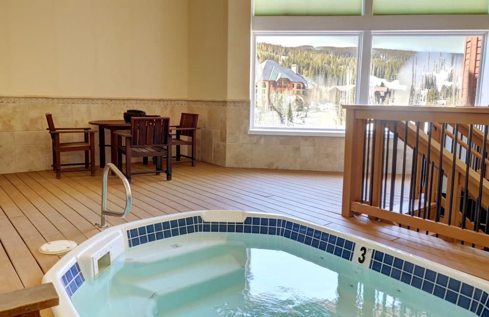 Indoor spa tub