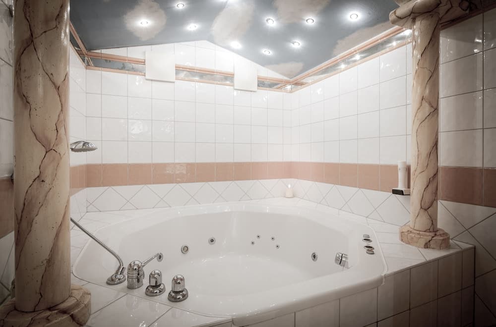 Jetted tub