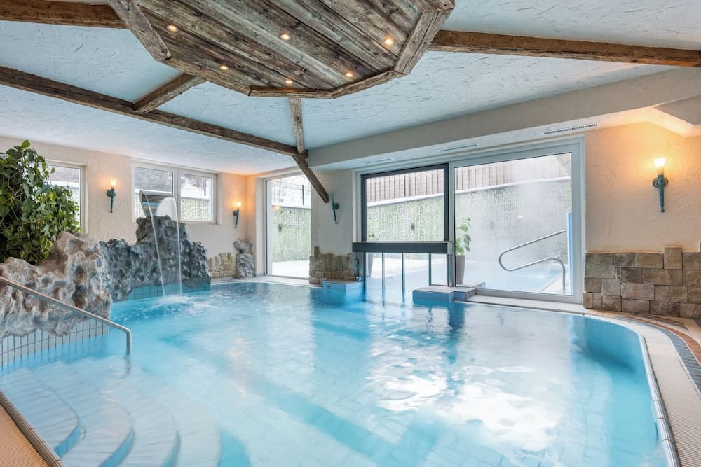 Indoor/outdoor pool