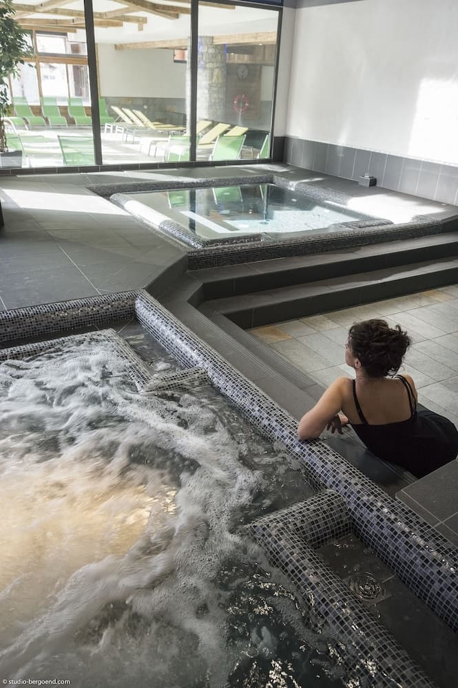 Indoor spa tub