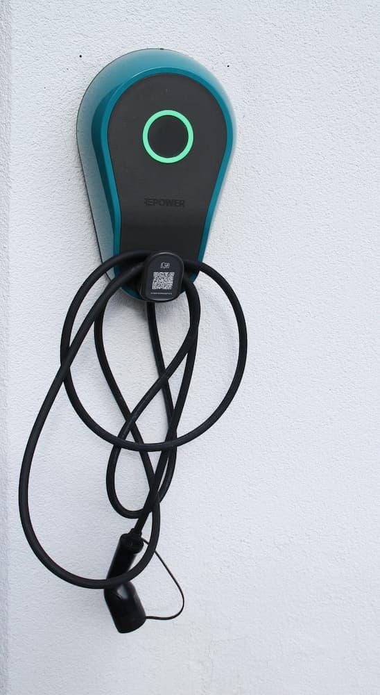 Electric vehicle charging station