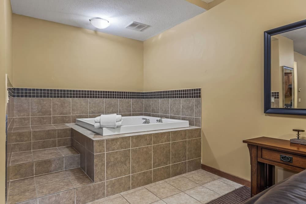 Private spa tub
