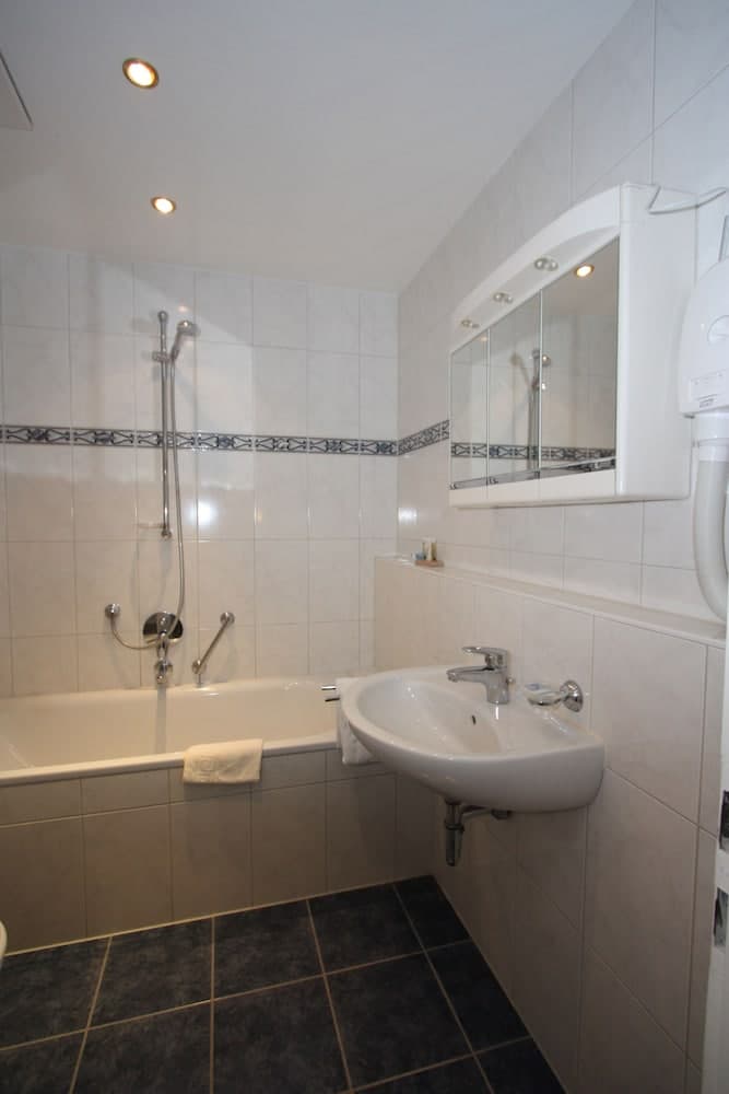 Deep soaking bathtub