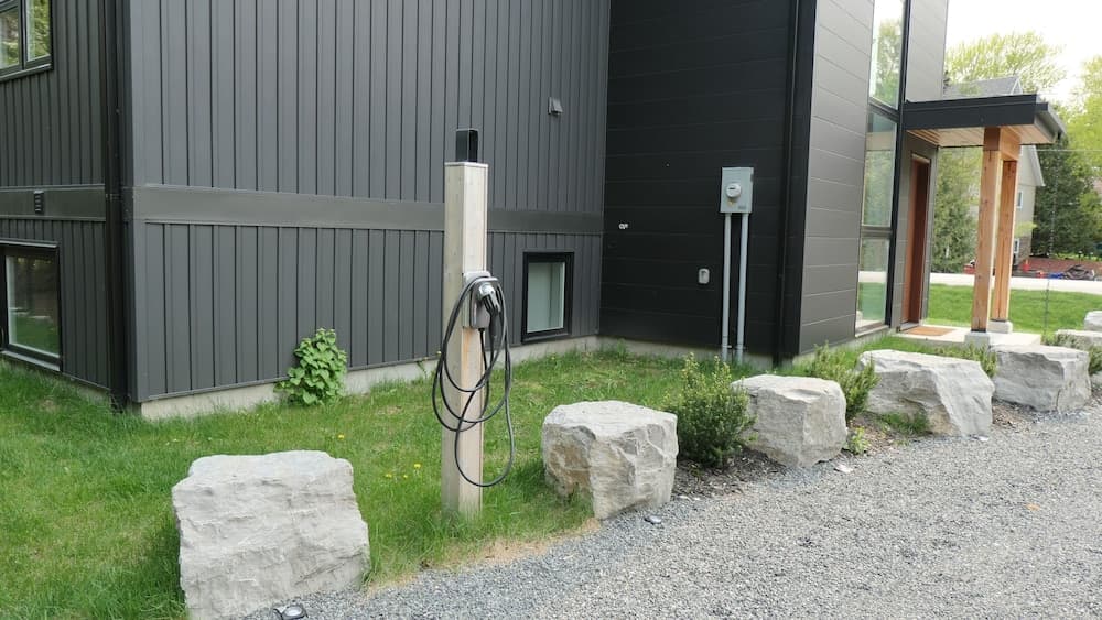 Electric vehicle charging station