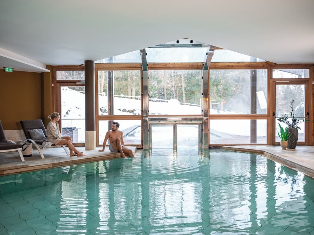 Indoor/outdoor pool