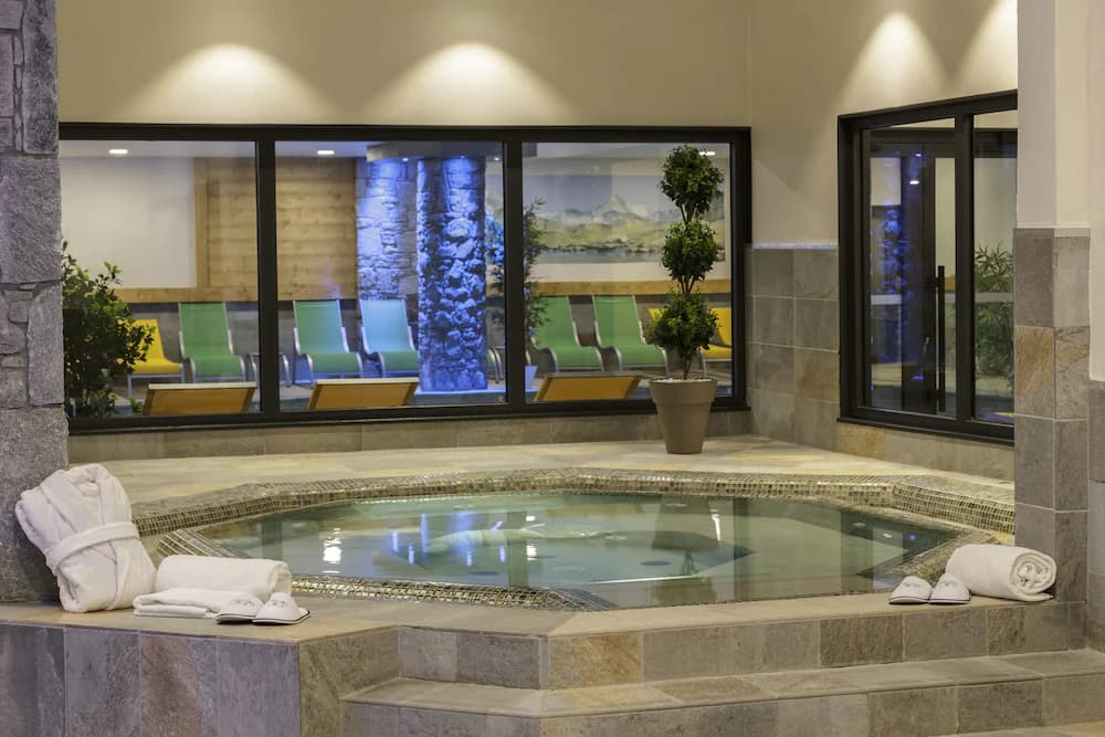 Indoor spa tub