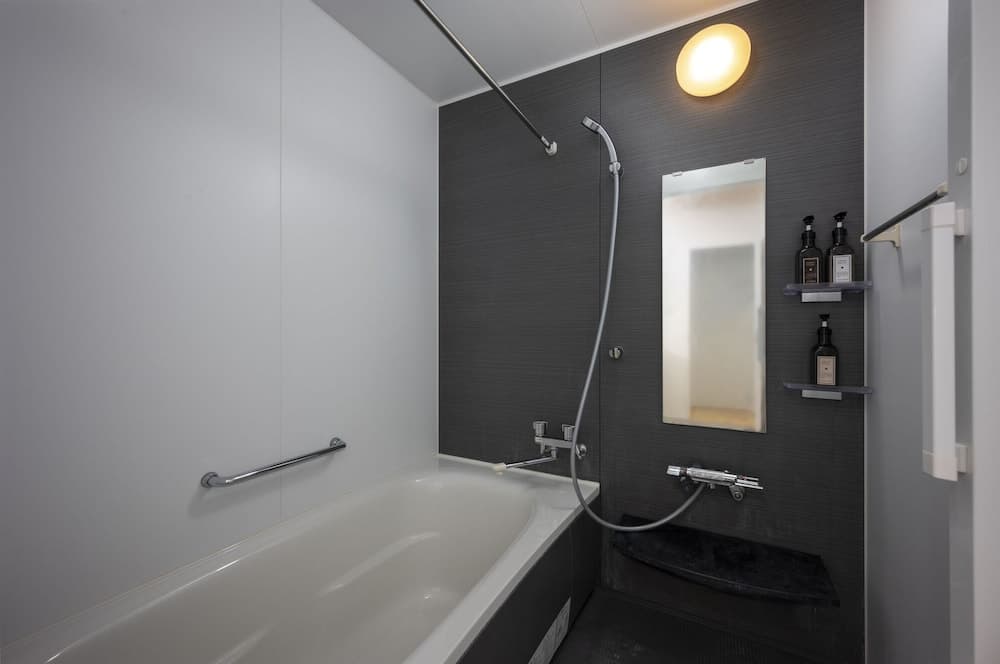 Deep soaking bathtub
