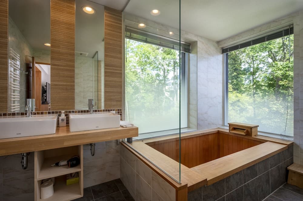 Deep soaking bathtub