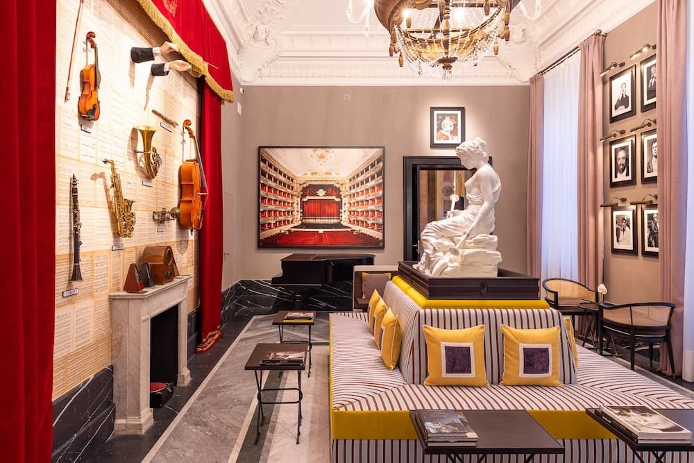Lobby lounge